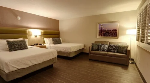 Modern double room with two queen beds and sofa at GreenTree Pasadena Inn