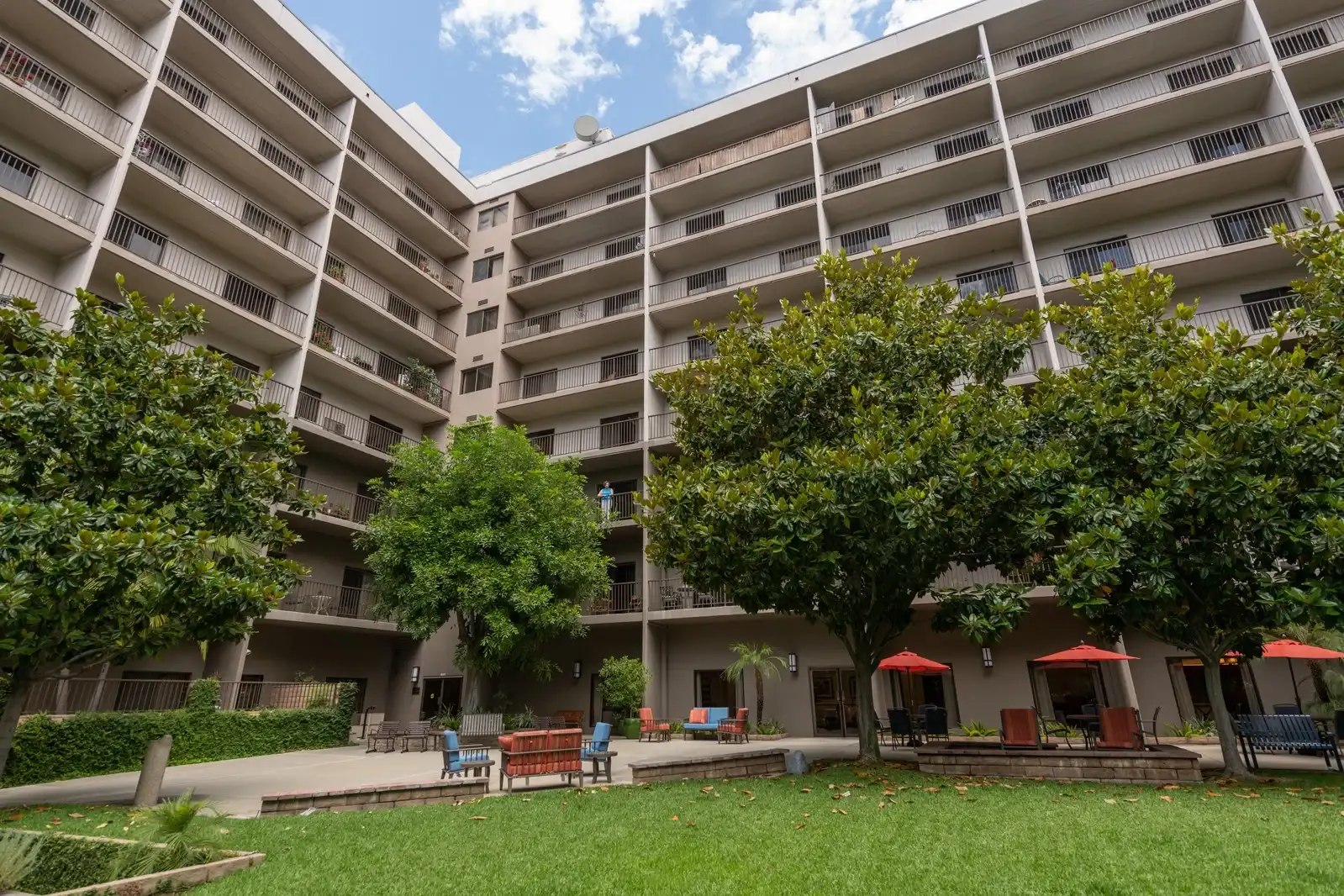 Courtyard view of Pasadena Highlands senior community offering assisted living and access to medical home visits