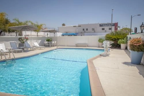 Outdoor swimming pool at Pasadena Rose and Crown with lounge chairs