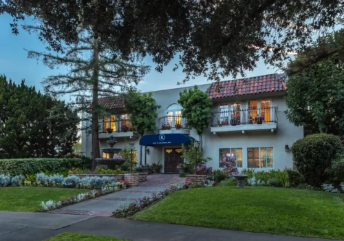 Front view of Regency Park Oak Knoll senior living residence on South Oak Knoll Avenue in Pasadena