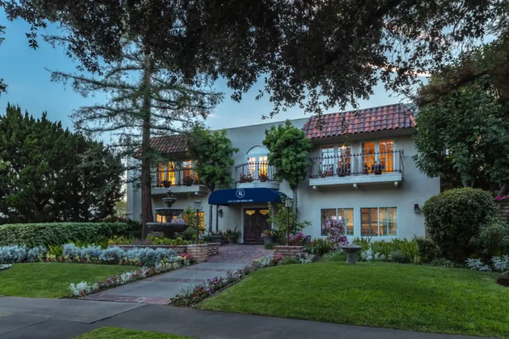 regency-park-oak-knoll-front-building Front view of Regency Park Oak Knoll senior living residence on South Oak Knoll Avenue in Pasadena
