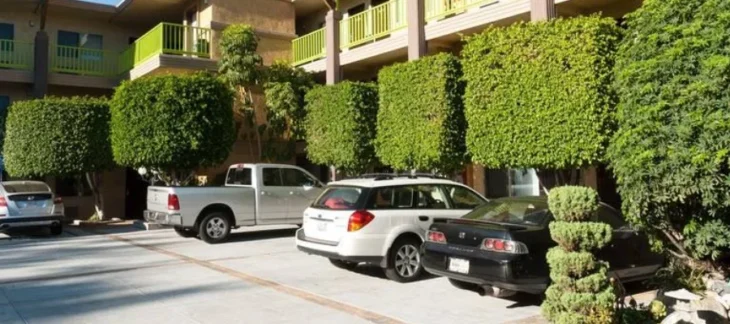 best-western-plus-glendale-exterior-parking-eagle-rock Exterior view of Best Western Plus Glendale with courtyard parking and trimmed green trees in Eagle Rock, Los Angeles.